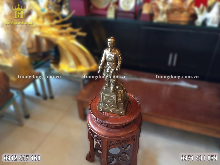 Từng họa tiết hoa văn được chạm khảm tam khí sắc nét